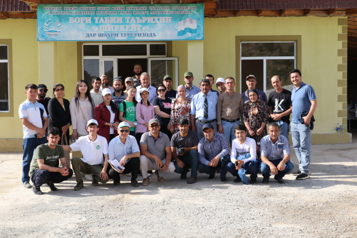 Проведение заседания клуба экожурналистов в историческом природном парке "Ширкент" в городе Турсунзаде