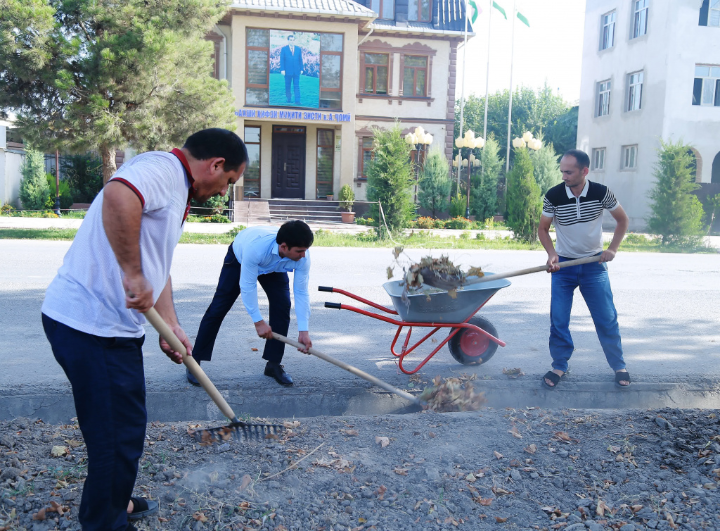 Carrying out the campaign “Cleanliness of the area” with the participation of employees of organizations and institutions in the Abdurakhmon Jami district